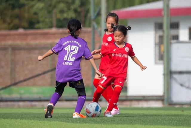 刘璇与家人庆祝儿子生日，丈夫高颜值，儿女引关注